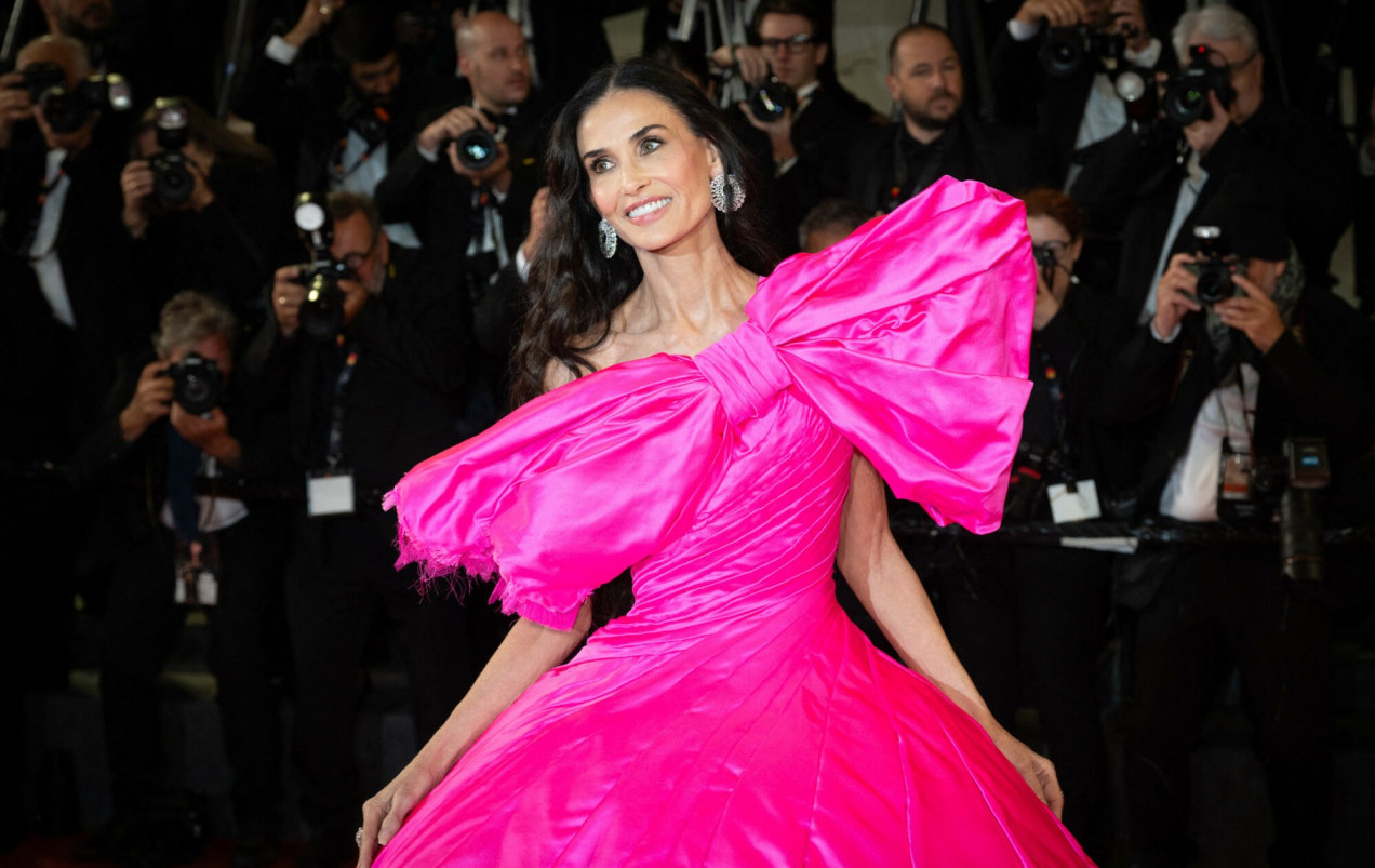 Demi Moore skrada show w Cannes w kreacji z..