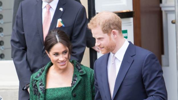Syn księcia Harry'ego w ramionach taty. Meghan..